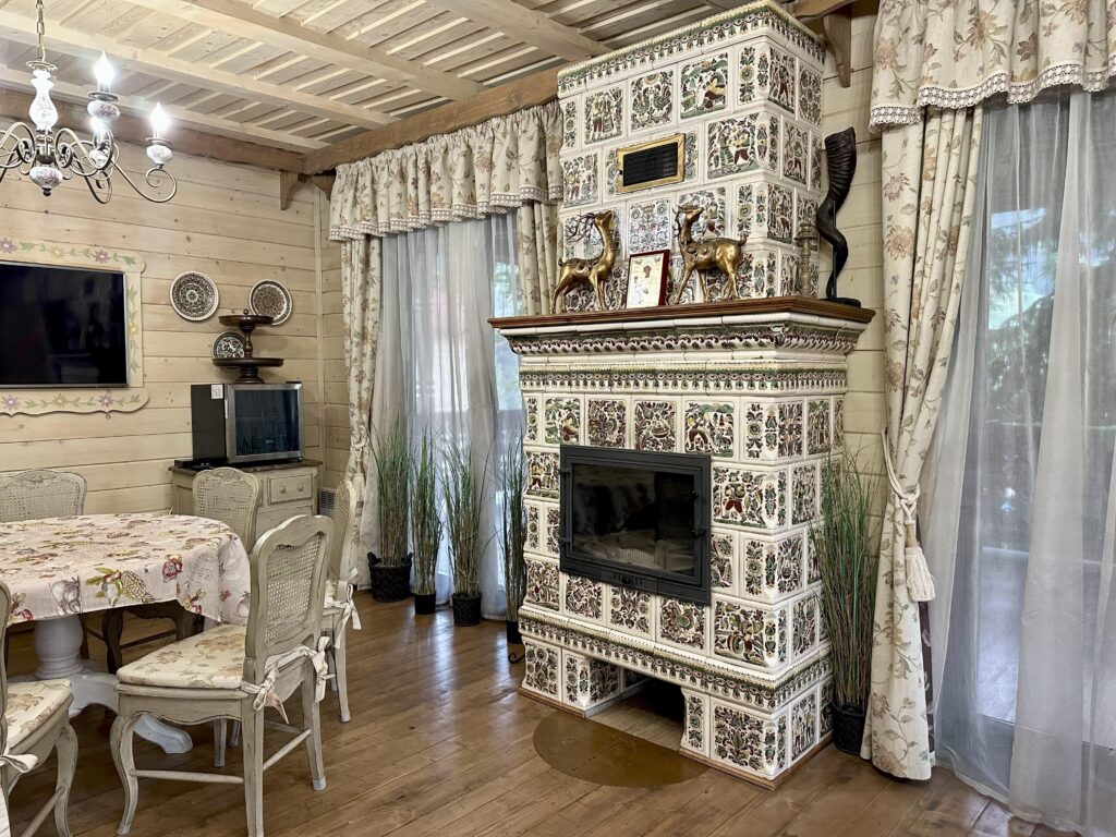 Велика  вітальня з каміном